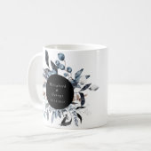 Frosty Dusty Blue Winter Floral Monogram Bruiloft Koffiemok (Voorkant links)