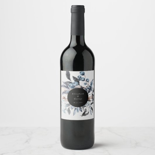Frosty Dusty Blue Winter Floral Monogram Bruiloft Wijn Etiket (Voorkant)