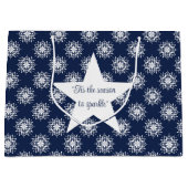 Frosty Snowflake Design on a Midnight Blue Sky Groot Cadeauzakje (Voorkant)