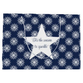 Frosty Snowflake Design on a Midnight Blue Sky Groot Cadeauzakje (Achterkant)