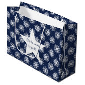 Frosty Snowflake Design on a Midnight Blue Sky Groot Cadeauzakje (Voorkant Gekanteld)