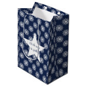 Frosty Snowflake Design on a Midnight Blue Sky Medium Cadeauzakje (Voorkant Gekanteld)