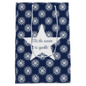 Frosty Snowflake Design on a Midnight Blue Sky Medium Cadeauzakje (Achterkant)