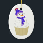 Frosty Snowman met blauwe Accessoires Keramisch Ornament<br><div class="desc">Een zoete sneeuwkaak met een witte vorst en een blauw pet en sjaal. Een leuk ornament bakken.</div>