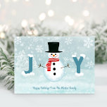 Frosty Snowman Winter Wonderland Joy Kerstmis Feestdagenkaart<br><div class="desc">Winter wonderland thema kerstkaart met Frosty the Snowman in een besneeuwd landschap met bomen en sneeuwvlokken,  met een "JOY" typografie groet in blauwe letters (Frosty's buik neemt de plaats in van de "O"). Origineel kunstwerk KL Stock.</div>