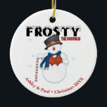 Frosty the Snowman gepersonaliseerde kerst Keramisch Ornament<br><div class="desc">Met de iconische en geliefde sneeuwman brengt dit ornament het klassieke vakantieteken tot leven met vrolijke kleuren en een speels design. Personaliseer het met een naam of een speciaal bericht, waardoor het een unieke herinnering is voor je boom of een hartverwarmend geschenk voor iemand speciaal. Gemaakt van hoogwaardig keramiek, zal...</div>