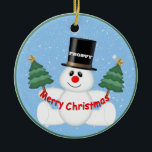 Frosty the Snowman Keramisch Ornament<br><div class="desc">Schattige Frosty de Snowman-kerstversiering met een sneeuwpop-afbeelding met een sneeuwachtergrond. Jong en oud zullen van deze schattige sneeuwman houden. Het is geweldig voor sneeuwpopverzamelaars, wat ik ben, want je kunt nooit te veel sneeuwmannen hebben. Voeg deze schattige man toe aan een kerstcadeau of geef aan vrienden en familie. Ze zullen...</div>