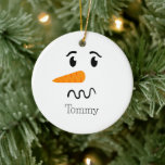 Frosty the Snowman Verwarren Gezicht Keramisch Ornament<br><div class="desc">Dit Frosty-ontwerp herinnert ons eraan dat het omarmen van het onverwachte oké is en dat de magie van het seizoen nog steeds helder schijnt in het winterwonderland,  zelfs in verwarring.</div>