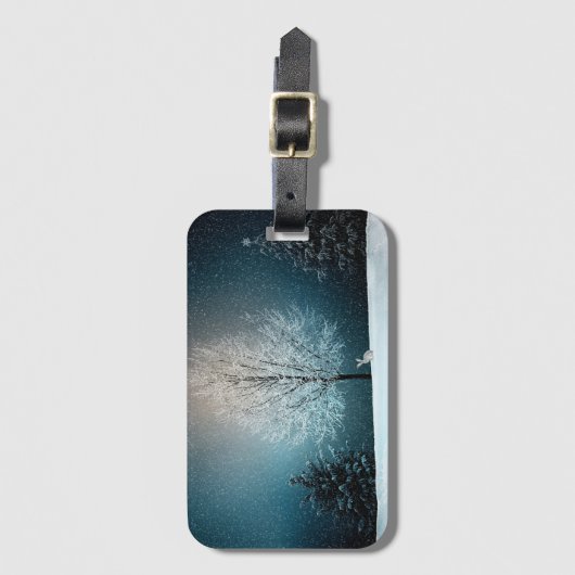 Frosty tree in de avond bagagelabel (Voorkant (verticaal))