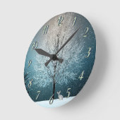 Frosty tree in de avond ronde klok (Hoek)