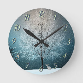 Frosty tree in de avond ronde klok