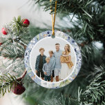 Frosty Winter Bladergroen Foto Kerstmis Keramisch Ornament<br><div class="desc">Dit elegante en klassieke ornament met vakantiefoto's heeft een prachtig rond waterverf lijst van bladeren, bessen en ander groen op een stoffige blauwe achtergrond. De botanische illustraties worden op de achterzijde voortgezet. De begroeting op de achterkant is bewerkbaar en in een klassiek serif lettertype. Daar kunt u het jaar en...</div>