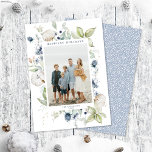 Frosty Winter Foliage Lijst Holiday Photo Card Feestdagenkaart<br><div class="desc">Deze elegante en klassieke vakantiefoto-kaart bevat uw foto die is omgeven door prachtige waterverf bladeren, bessen en andere groenheden boven een eenvoudige witte achtergrond. De groet op de voorzijde zegt "FEESTDAGEN HAPPIEST"in een klassieke serif doopvont. De achterzijde van de kaart heeft een eenvoudige groene en witte diagonale strepe achtergrond, die...</div>