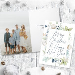 Frosty Winter gebladerte gevouwen foto Kerstmis Feestdagen Kaart<br><div class="desc">Deze elegante en klassieke vakantiefoto-kaart biedt prachtige waterverf-eaves, bessen en andere groenheden boven een eenvoudige witte achtergrond aan de voorzijde. De groet aan de voorzijde zegt "Vrolijk Kerstmis & Gelukkig Nieuwjaar" in een modern kalligrafiekmanuscript. De binnenkant van de kaart heeft uw foto en een eenvoudige groenvormige en witte diagonale strepe...</div>