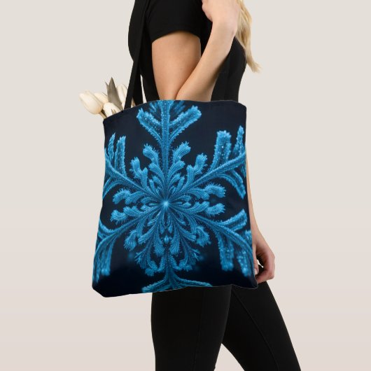 Frozen Elegance: ingewikkeld blauw sneeuwvlok ontw Tote Bag (Dichtbij)