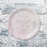 Frozen Winter Silver Snowflake Roze Baby shower Papieren Bordje<br><div class="desc">Deze diepvrieswinter "een beetje sneeuwvlok is onderweg" meisje baby shower papier bord heeft faux / nep zilveren sneeuwvlokken op een lichtroze achtergrond in waterverf. Personaliseer het voor uw behoeften. U kunt bijpassende producten vinden in mijn winkel.</div>