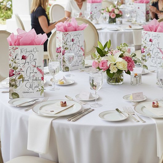 Fruit van de Spirit roze bloemig Medium Cadeauzakje