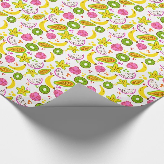 Fruitsalade op witte middelgrote schaal cadeaupapier (Hoek)