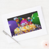 Fubby avontuur in feeststemming met taart. rechthoekige sticker (Envelop)