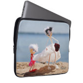 Fubby Bruidsmeisje met Bruid op strand. Laptop Sleeve (Voorkant Rechts)