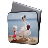 Fubby Bruidsmeisje met Bruid op strand. Laptop Sleeve (Voorkant Links)