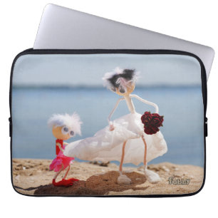 Fubby Bruidsmeisje met Bruid op strand. Laptop Sleeve