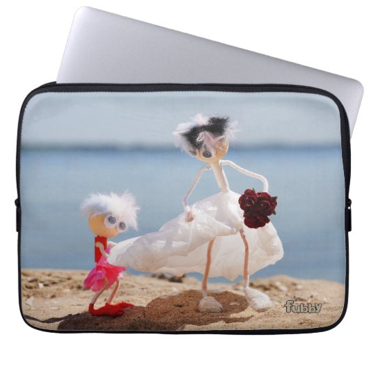 Fubby Bruidsmeisje met Bruid op strand. Laptop Sleeve (Voorkant)
