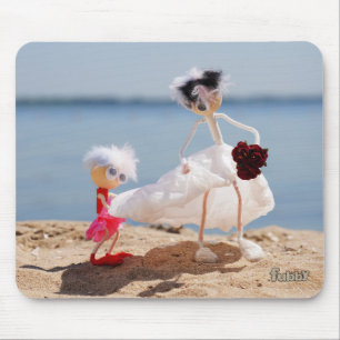 Fubby Bruidsmeisje met Bruid op strand. Muismat