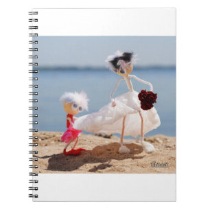 Fubby Bruidsmeisje met Bruid op strand. Notitieboek