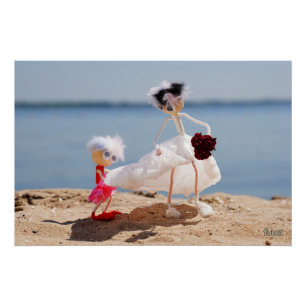 Fubby Bruidsmeisje met Bruid op strand. Perfect Poster