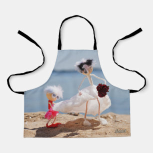 Fubby Bruidsmeisje met Bruid op strand. Schort