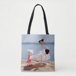 Fubby Bruidsmeisje met Bruid op strand. Tote Bag