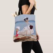 Fubby Bruidsmeisje met Bruid op strand. Tote Bag (Dichtbij)