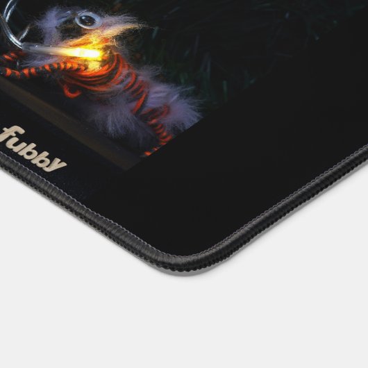 Fubby die Kerstverlichting in de Kerstboom hangen. Bureaumat (Hoek)