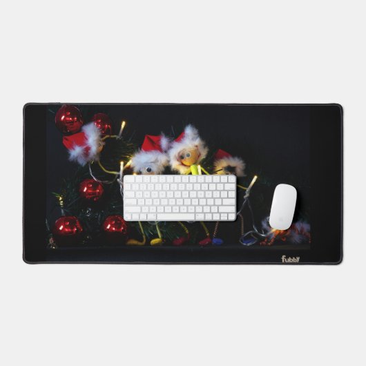 Fubby die Kerstverlichting in de Kerstboom hangen. Bureaumat (Keyboard & Muis)
