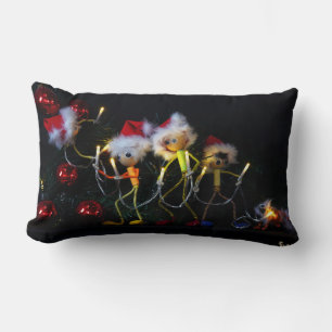 Fubby die Kerstverlichting in de Kerstboom hangen. Kussen