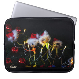 Fubby die Kerstverlichting in de Kerstboom hangen. Laptop Sleeve