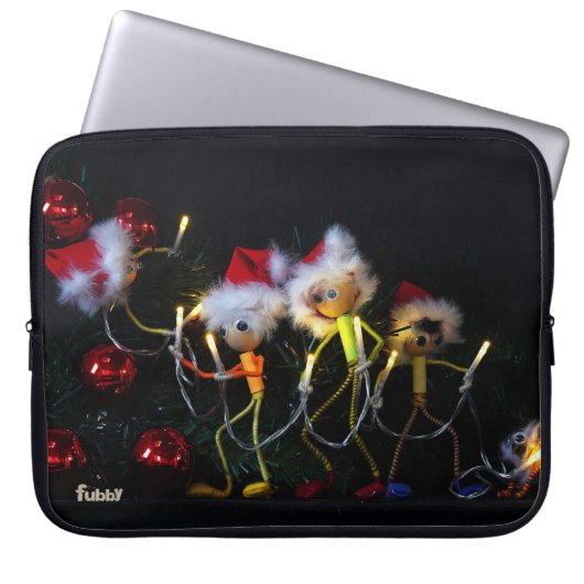 Fubby die Kerstverlichting in de Kerstboom hangen. Laptop Sleeve (Voorkant)