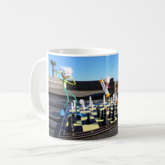 Fubby die schaakspel spelen. koffiemok (Voorkant links)