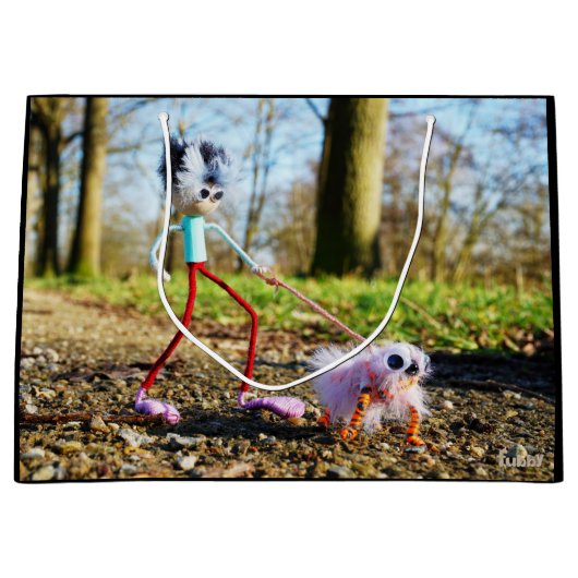 Fubby die zijn hondje uitlaat. groot cadeauzakje (Voorkant)