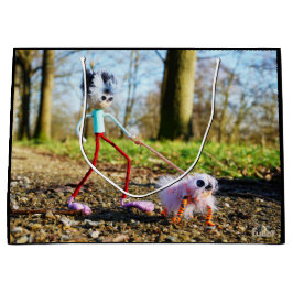 Fubby die zijn hondje uitlaat. groot cadeauzakje