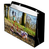 Fubby die zijn hondje uitlaat. groot cadeauzakje (Achterkant Gekanteld)