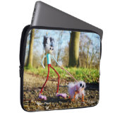 Fubby die zijn hondje uitlaat. laptop sleeve (Voorkant Rechts)