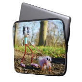 Fubby die zijn hondje uitlaat. laptop sleeve (Voorkant Links)