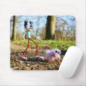 Fubby die zijn hondje uitlaat. muismat (Met muis)