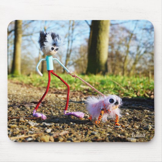 Fubby die zijn hondje uitlaat. muismat (Voorkant)