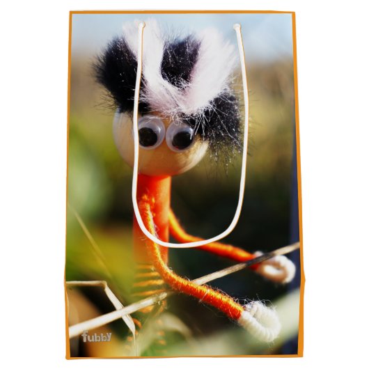 Fubby, een fantasie poppetje. medium cadeauzakje (Achterkant)