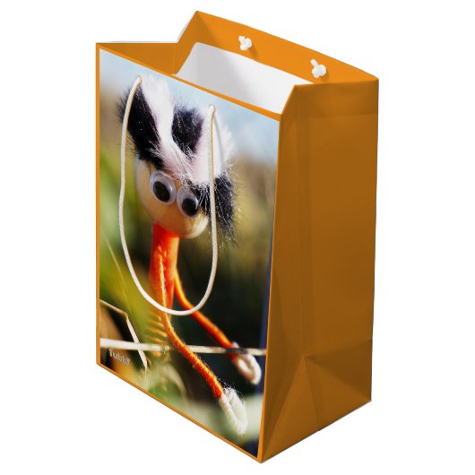 Fubby, een fantasie poppetje. medium cadeauzakje (Achterkant Gekanteld)