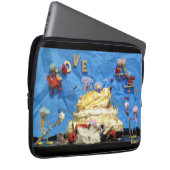 Fubby feest met taart en bruidspaar. laptop sleeve (Voorkant Rechts)
