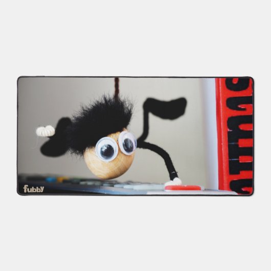 Fubby hangend als de scene van Tom Cruise. Bureaumat (Voorkant)